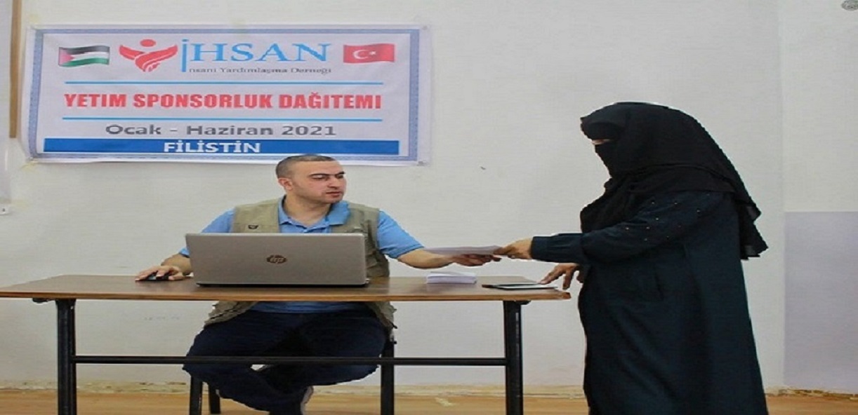 IHSAN distributes sponsorships for 143 orphans in the Gaza Strip