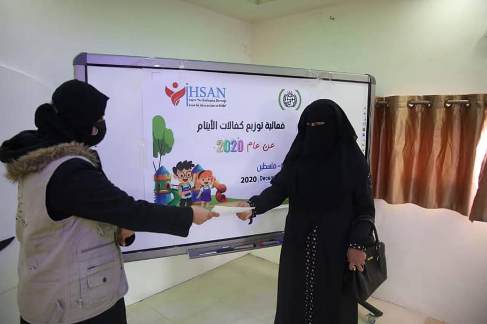 عملت إحسان للإغاثة الإنسانية على توزيع كفالات الأيتام لأبناءنا في فلسطين وسوريا ولبنان