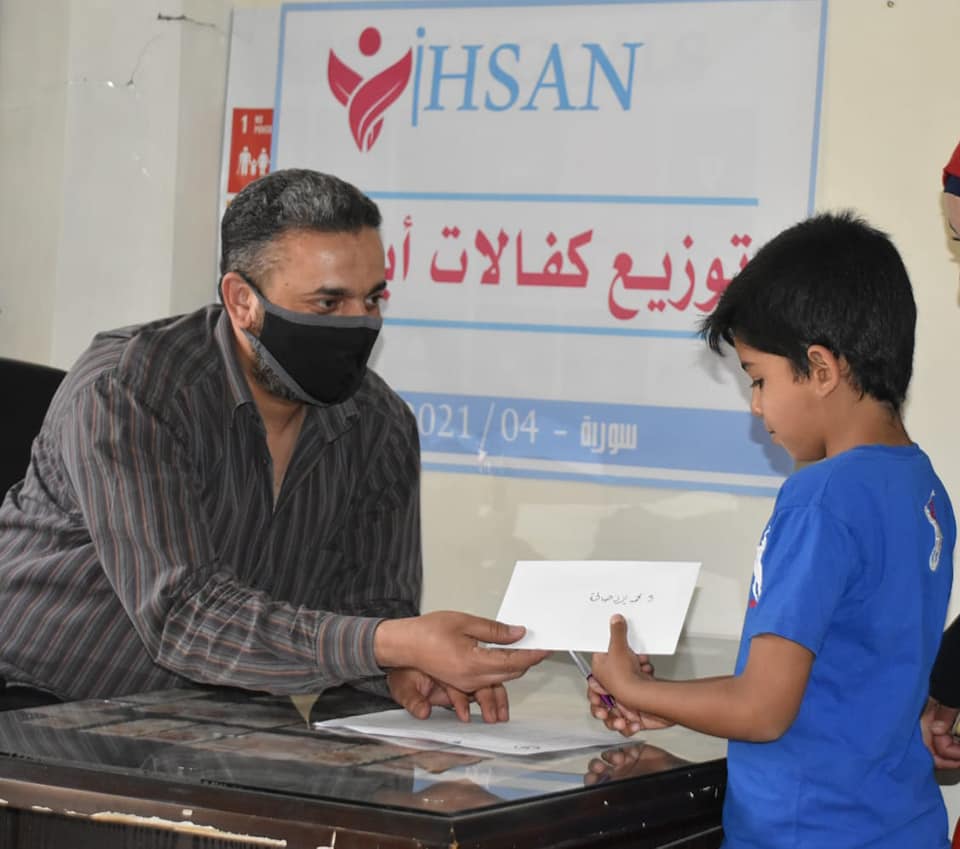 تستمر إحسان للإغاثة الإنسانية بتوزيع الكفالات الشهرية لشهر نيسان 2021