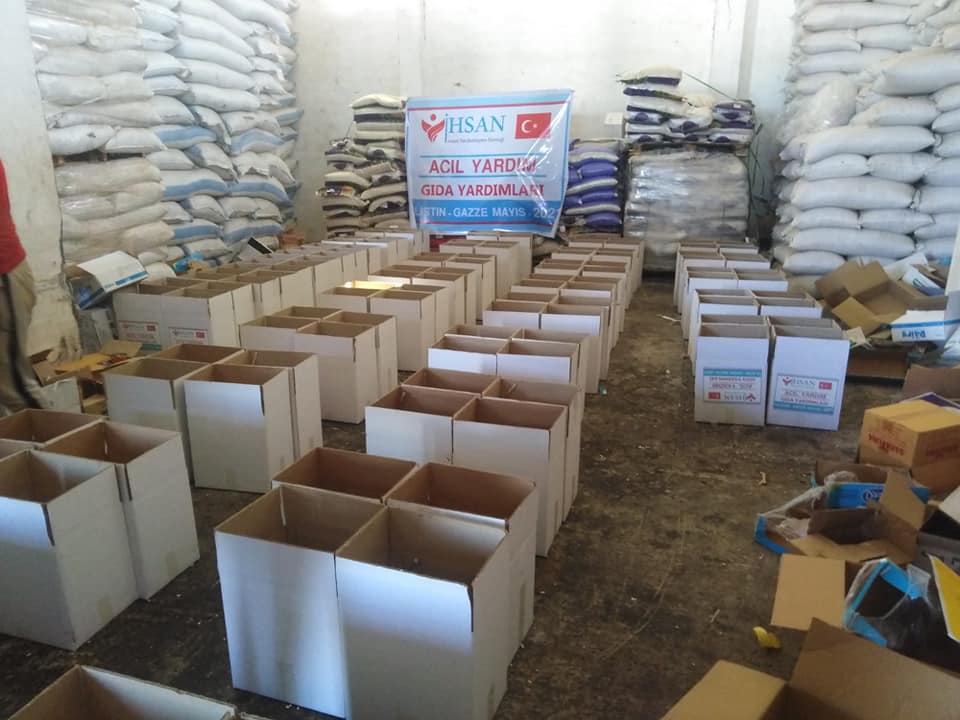 ضمن حملتها “فلسطين تنتصر” توزيع 1000 سلة غذائية في قطاع غزة