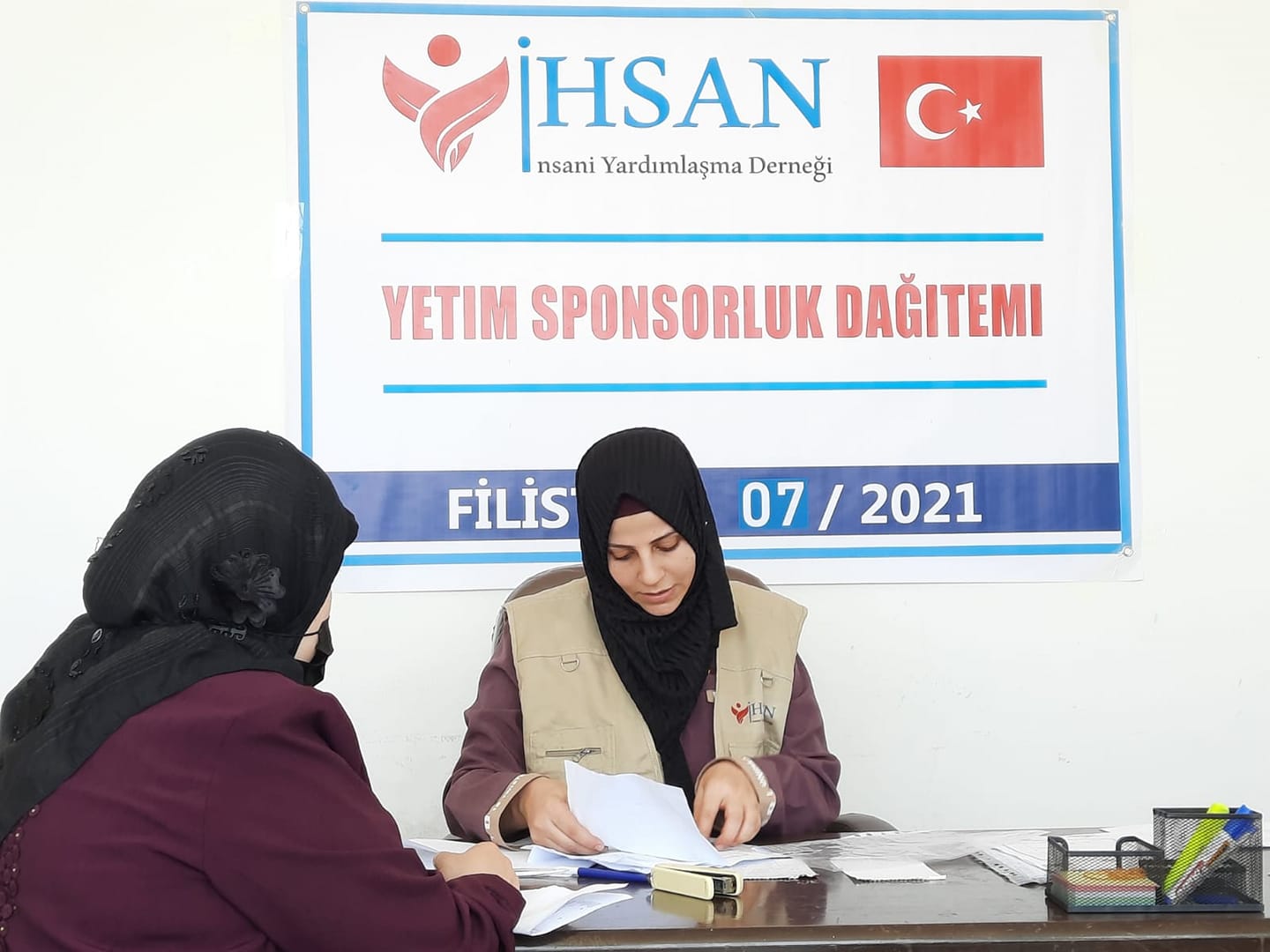 قامت إحسان للإغاثة الإنسانية بتوزيع كفالات الأيتام لأبناءنا المكفولين ضمن مشروعها في رعاية الأسر الأشد احتياجاً في فلسطين / قطاع غزة