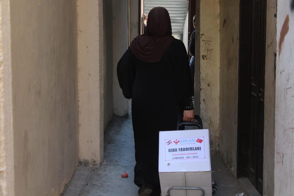 من خلال مساهمتها في تخفيف المعاناة عن العائلات الفقيرة ، قامت إحسان للإغاثة الإنسانية بتوزيع ( ١٠٠٠ ) سلة غذائية في المخيمات الفلسطينية في لبنان