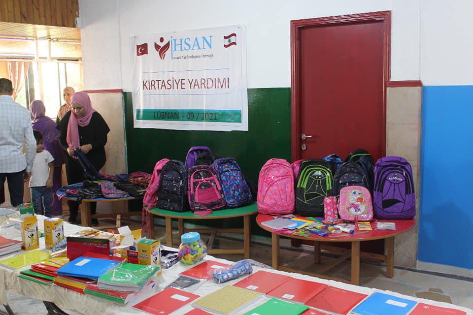 ضمن مسيرتها الخيرية في مساعدة الفقراء والأسر المتعففة، قامت جمعية إحسان للإغاثة الإنسانية بتوزيع ( ٥٠) حقيبة مدرسية وقرطاسية كاملة على الأطفال في لبنان