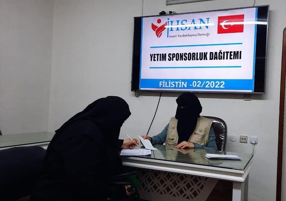 توزيع الكفالات المالية للأيتام المسجلين