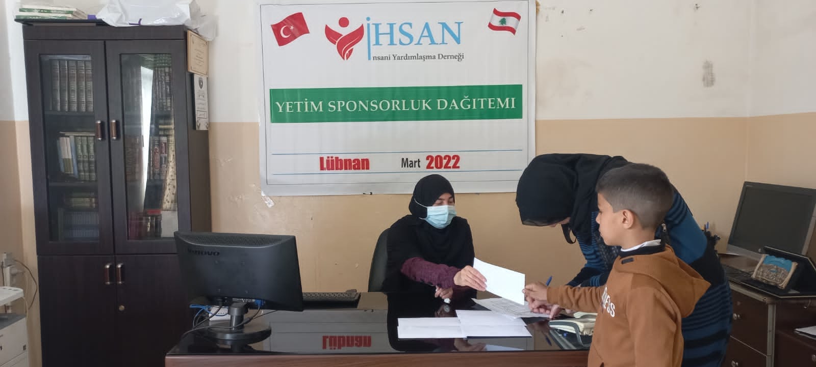 إحسان للإغاثة الإنسانية مستمرة بتوزيع الكفالات المالية للأيتام