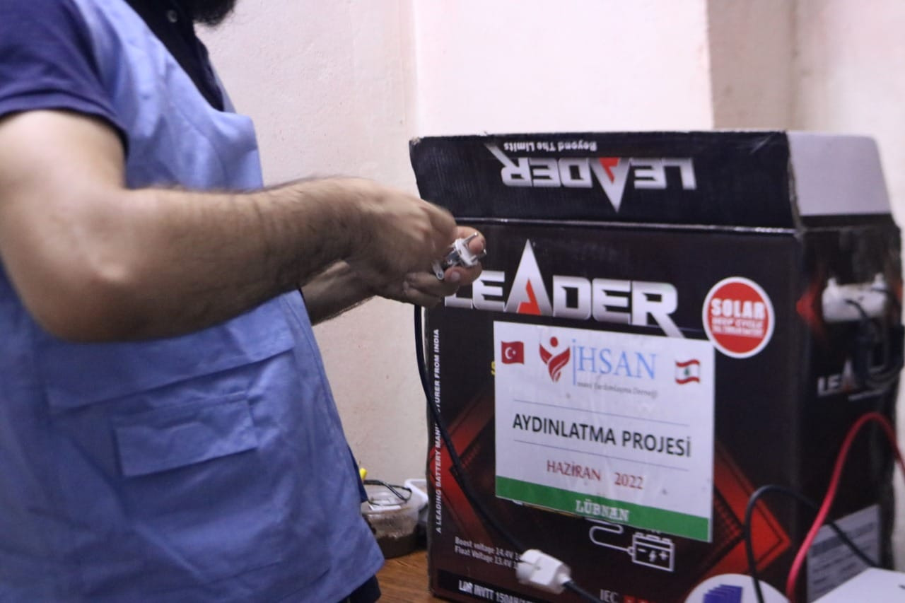 نفذت إحسان للاغاثة الإنسانية المرحلة الثالثة من مشروع إنارة المنازل.