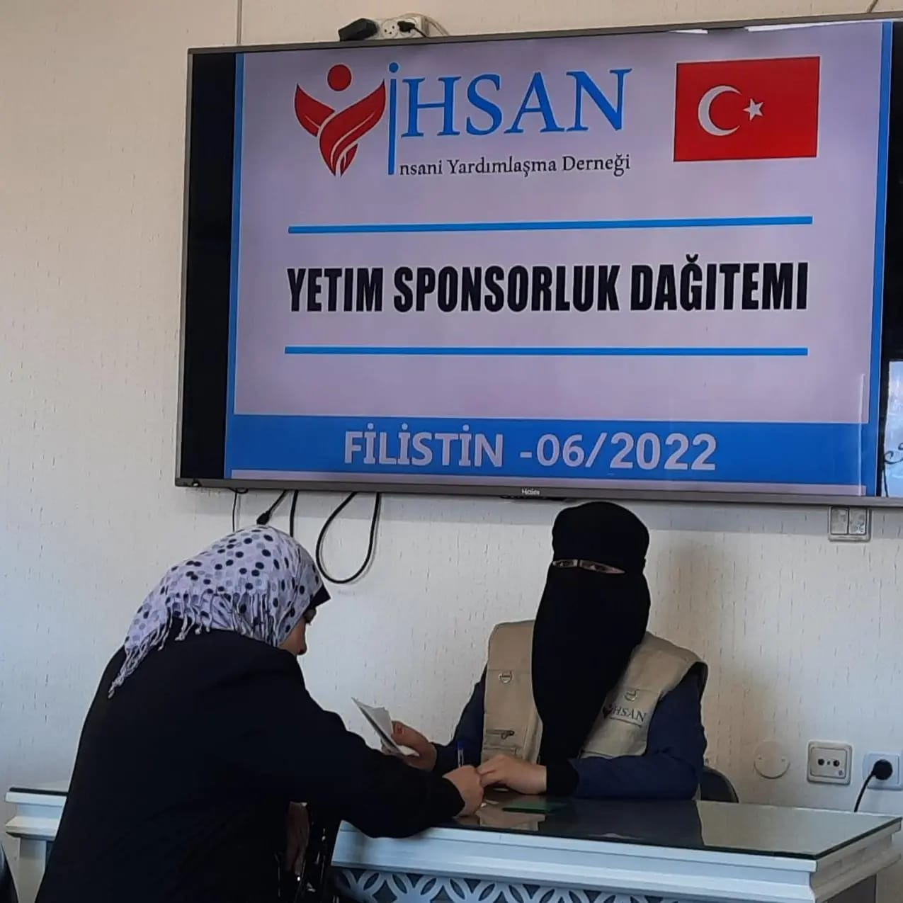 لا تزال إحسان للإغاثة الإنسانية مستمرة بتوزيع الكفالات المالية للأيتام المسجلين لديها في فلسطين وسوريا ولبنان