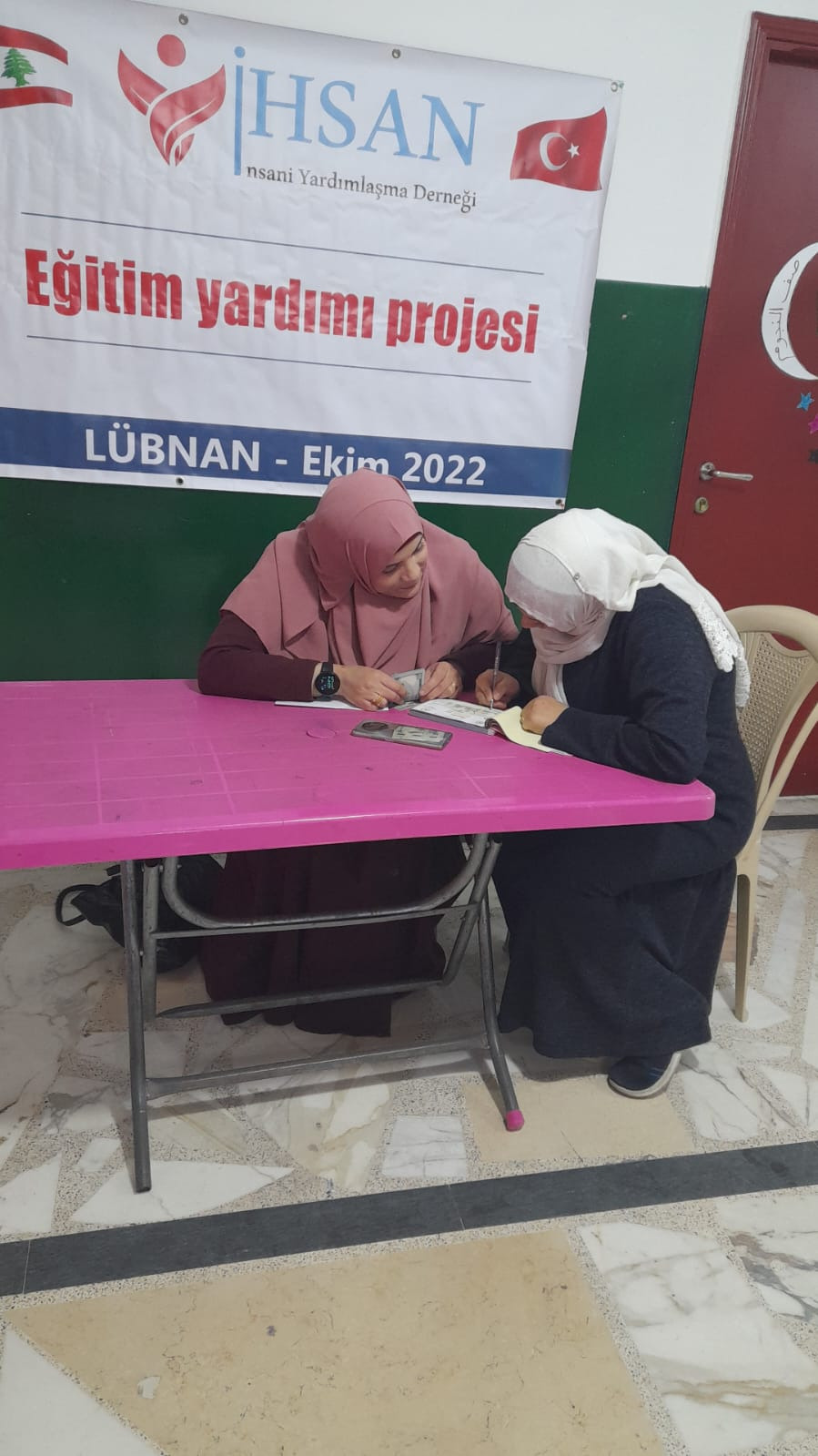 ضمن مشروع تعزيز التعليم ودعمه قامت إحسان للإغاثة الإنسانية بتوزيع مساعدات نقدية على المدرسين في مركز آفاق التعليمي