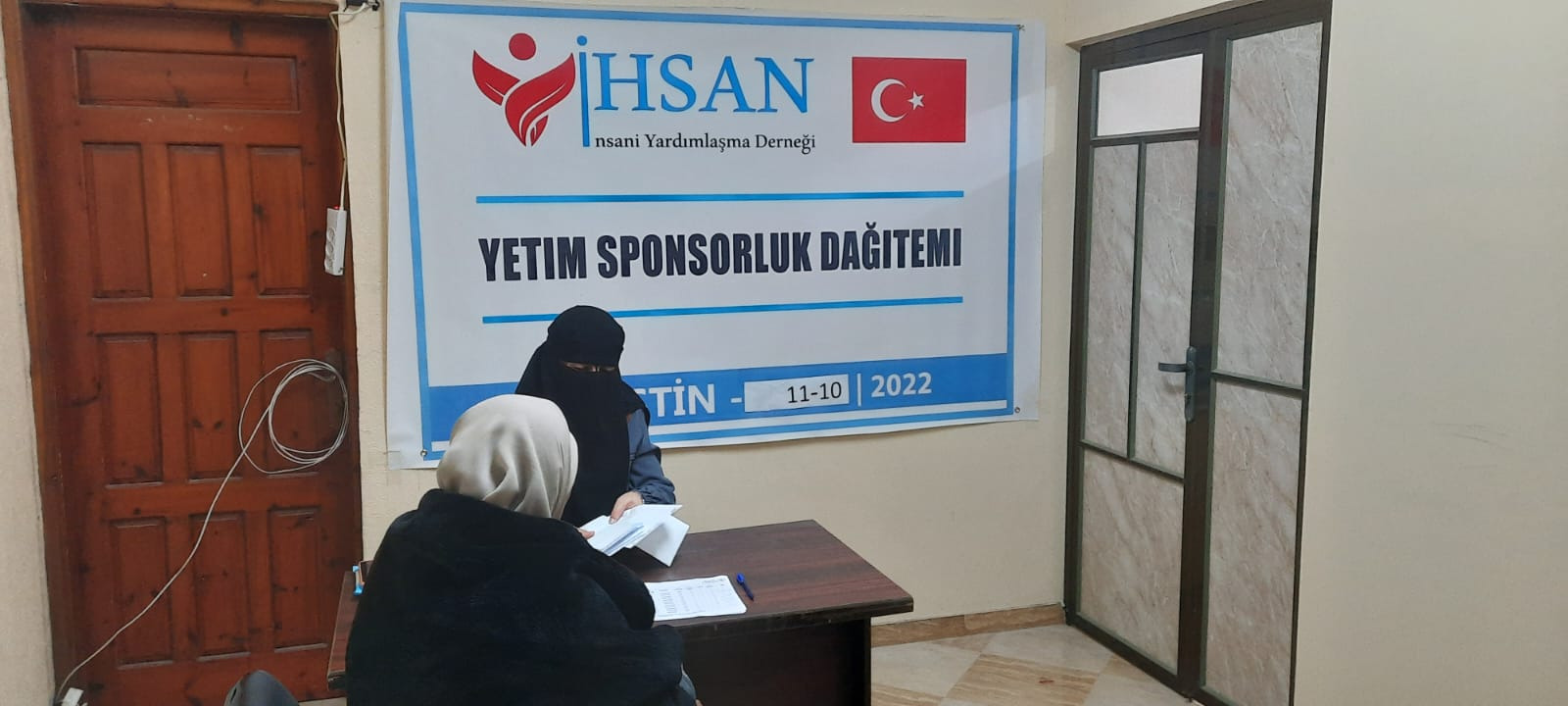 لا تزال إحسان للإغاثة الإنسانية مستمرة بتوزيع الكفالات المالية للأيتام المسجلين لديها في فلسطين وسوريا ولبنان .