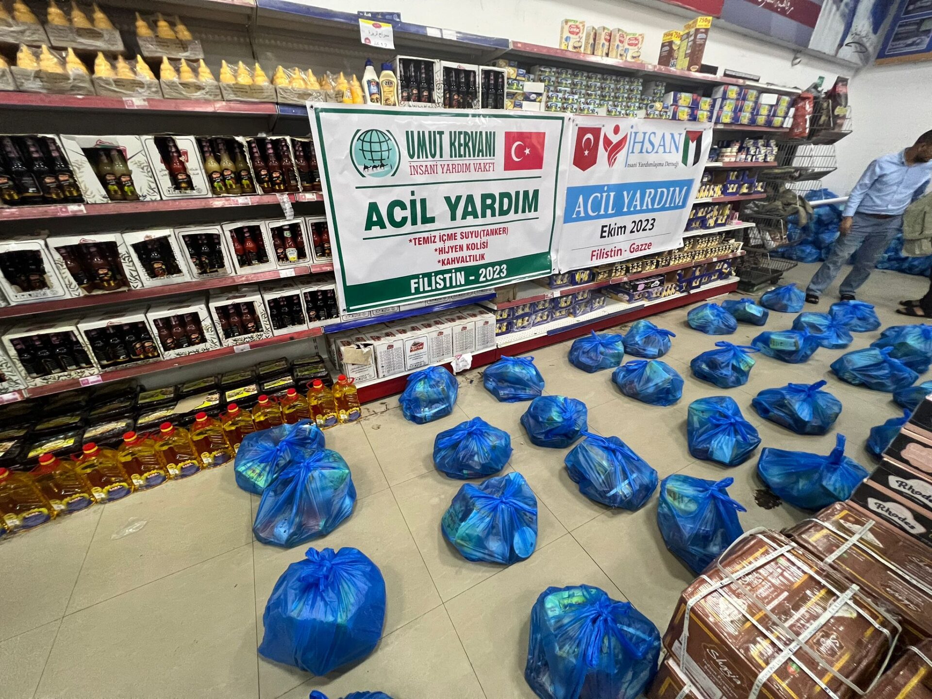 إحسان للإغاثة الإنسانية توزع 1000 سلة غذائية للنازحين في قطاع غزة اكتوبر 2023