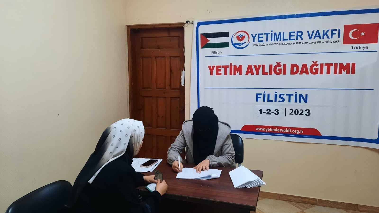 إحسان للإغاثة توزيع الكفالات المالية للأيتام في فلسطين ولبنان وسوريا