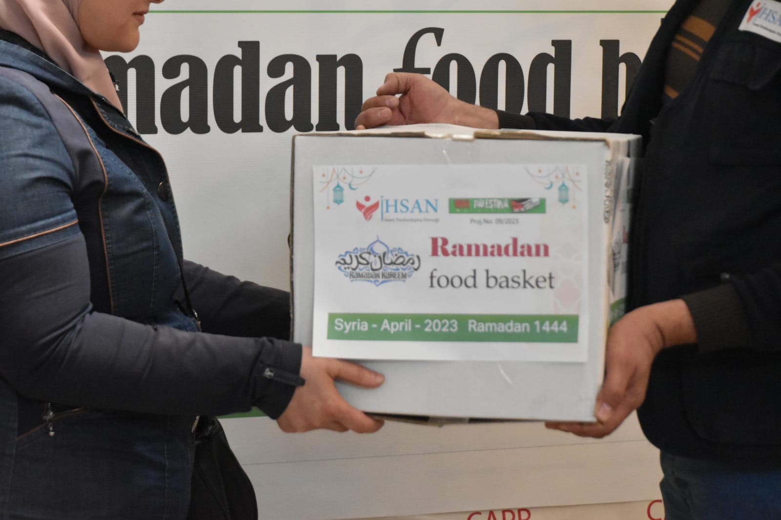 احسان توزع 100 سلة رمضانية على الأسر المتعففة في سورية 2023