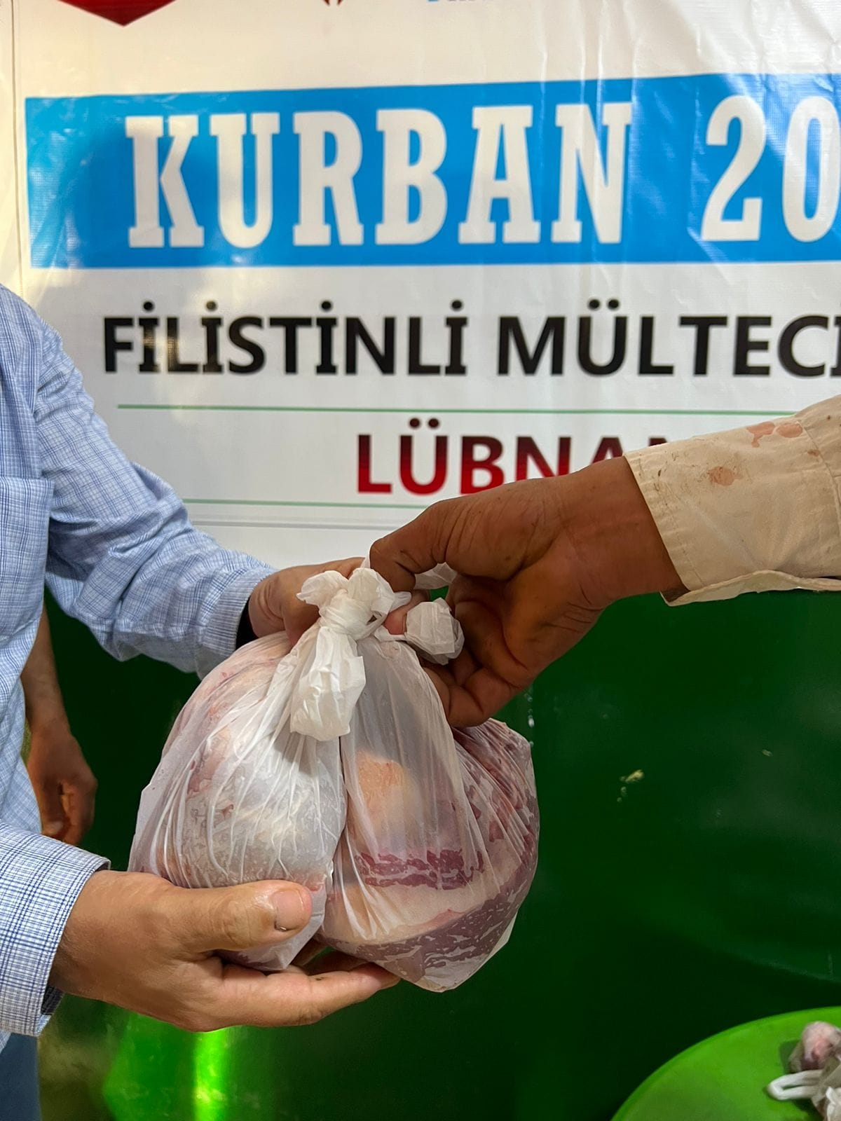 إحسان للإغاثة أول ايام العيد تذبح عشرة عجول وتوزعها في مناطق لبنان 2023