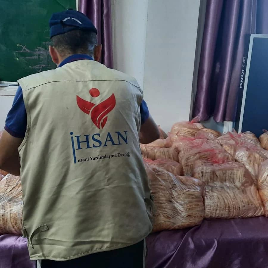 إحسان توزع وجبات الطعام للعوائل التي لجأت الى مراكز الإيواء في غزة اكتوبر 2023