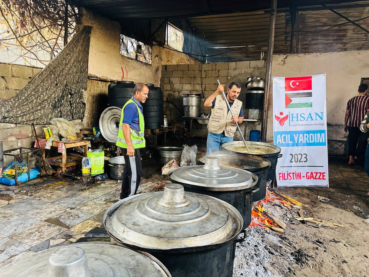 إحسان للإغاثة الإنسانية توزع اكثر من 500 وجبة عائلية ساخنة في غزة نوفمبر 2023