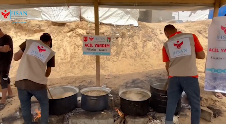 مشروع توزيع وجبات الأرز واللحم على مئات الأسر النازحة في جنوب قطاع غزة