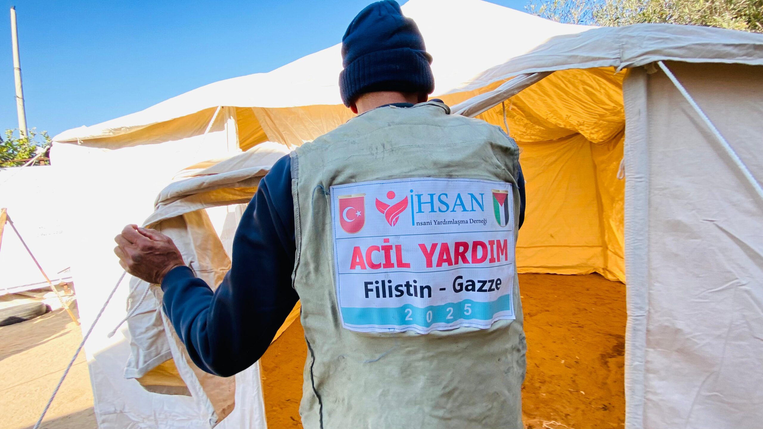 Gazze Şeridi’nin güneyinde bir aile için çadır    kurulması