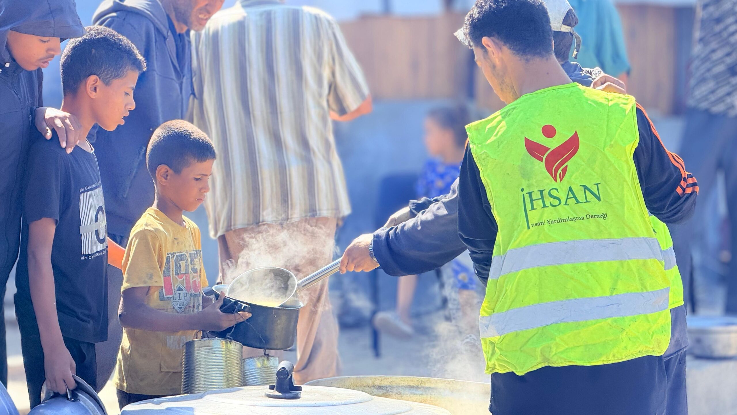 إحسان للإغاثة الإنسانية مستمرة في مشروعها الإغاثي ” تكية إحسان الخيرية”