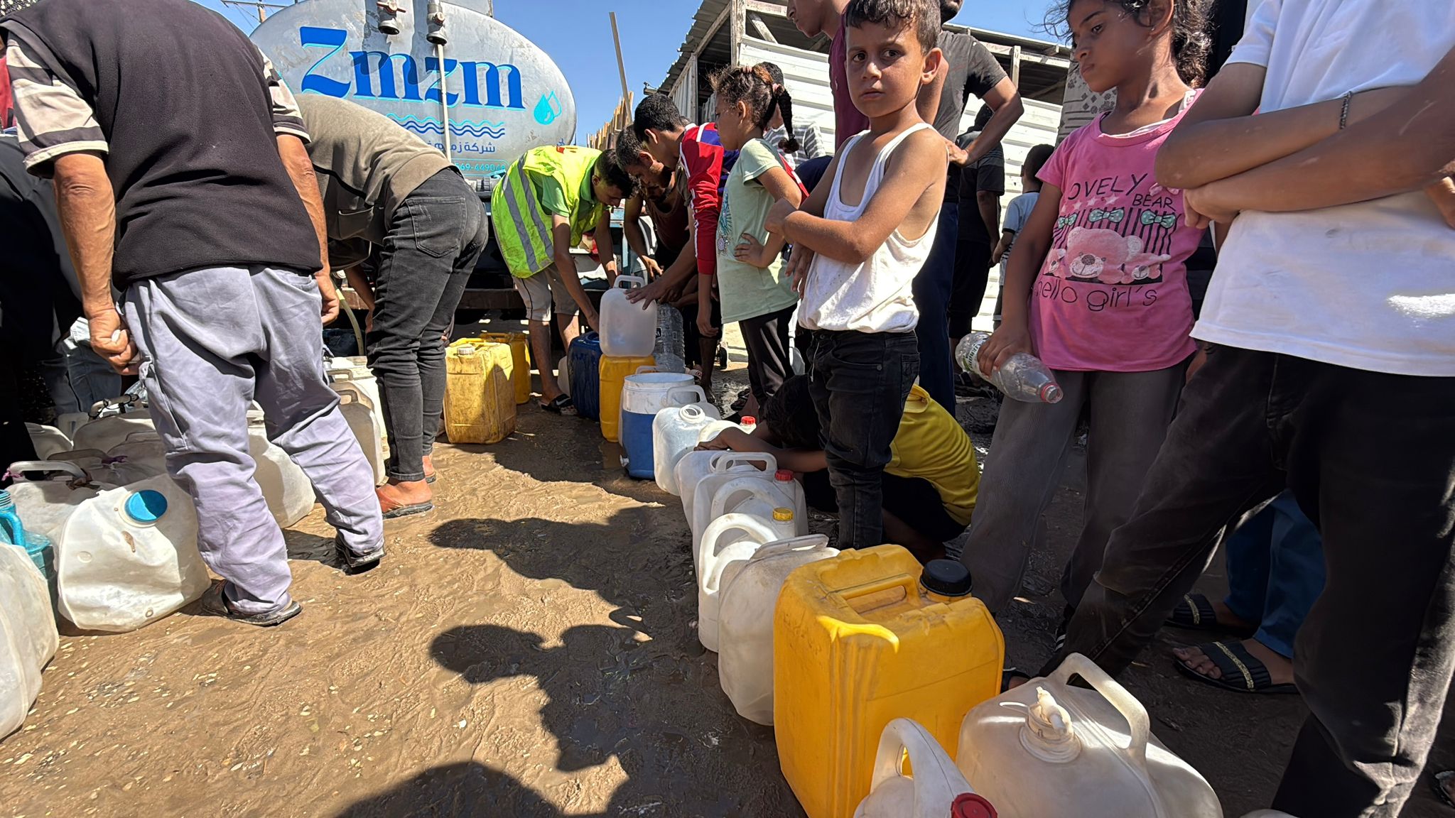 إحسان مستمرة في تقديم مياه الشرب لأهلنا في قطاع غزة