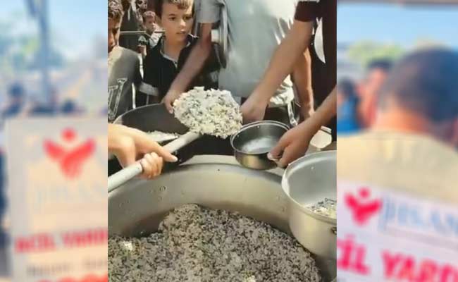 تقديم الوجبات اليومية للنازحين المهجرين داخل قطاع غزة