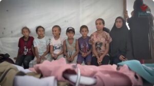 إحسان للإغاثة توزع الملابس على الأطفال النازحين جنوب قطاع غزة