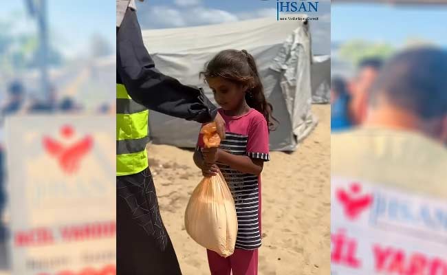 توزيع الطحين على النازحين والمتضررين المهجرين جنوب القطاع