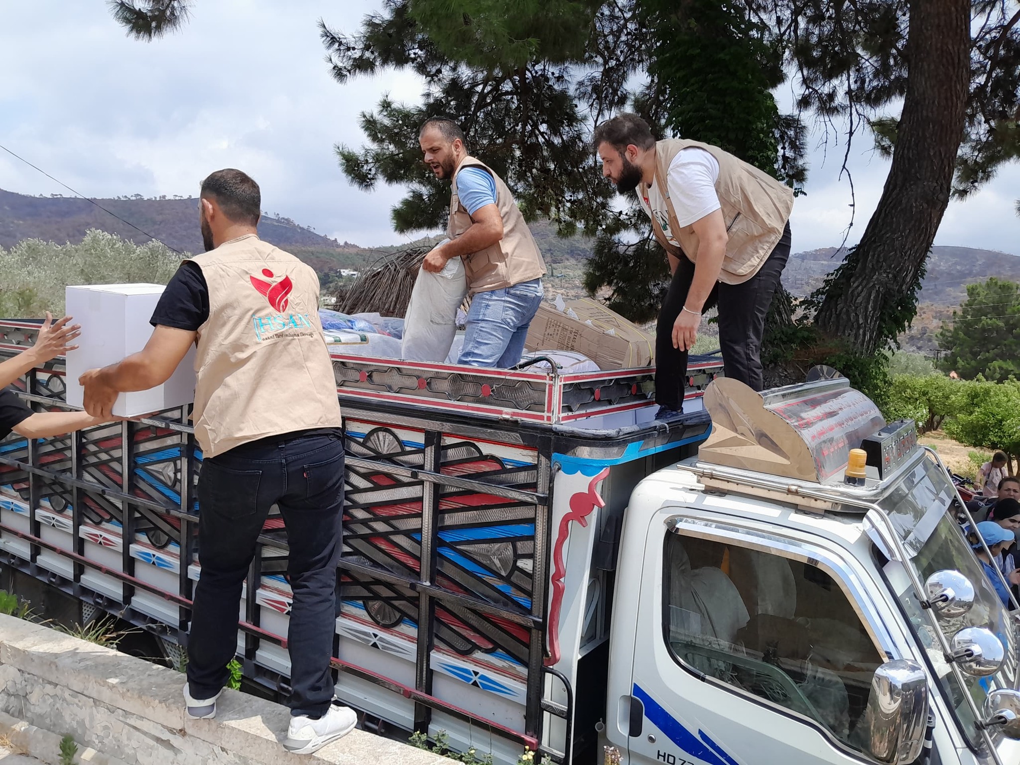 فريق إحسان للإغاثة يزور عدد من القرى المتضررة من الحرائق في ريف اللاذقية السورية