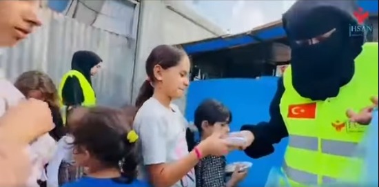 توزيع الفطائر على الأطفال والعائلات المهجرة جنوب قطاع غزة