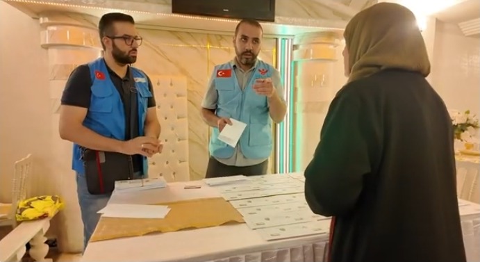 مؤسسة إحسان للإغاثة الإنسانية في مدينة إسطنبول توزع كروت التسوّق