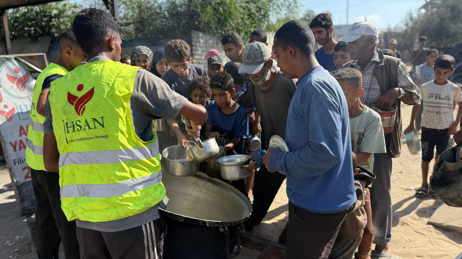 تقديم الوجبات الغذائية ضمن مشروع تكية إحسان الخيرية