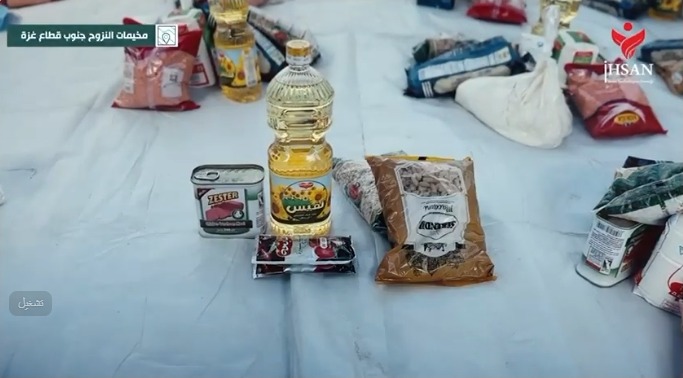 توزيع الخبز البلدي على الناس المجوعين في قطاع غزة