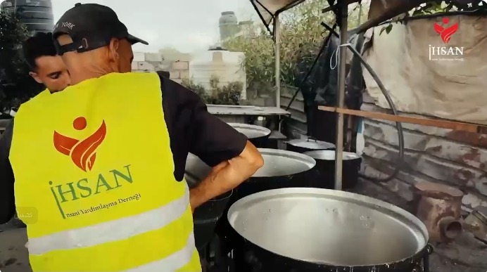 توزيع الخبز البلدي على النازحين والمتضررين جنوب قطاع غزة