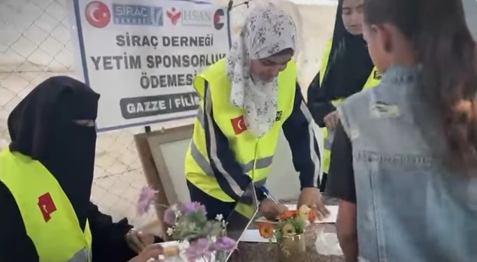 إحسان للاغاثة وجمعية سراج تقومان بتوزيع كفالات الأيتام