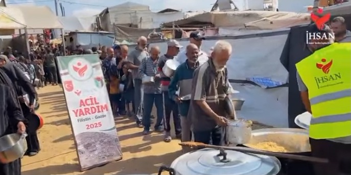 تقديم وجبات للنازحين والمتضررين جنوب قطاع غزة