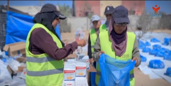 توزيع مئات السلات الغذائية على الأسر المجوعة في قطاع غزة المحاصر