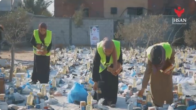 توزيع مئات السلات الغذائية في مواصي خانيونس جنوب القطاع