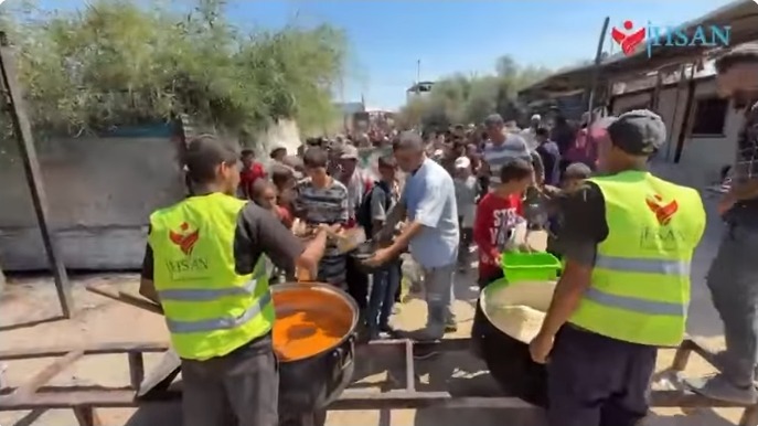 توزيع وجبات للنازحين والمتضررين جنوب قطاع غزة