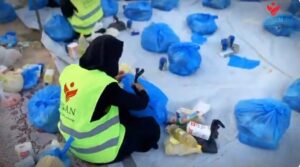 توزيع مئات السلات الغذائية على النازحين في قطاع غزة المحاصر والمجوع