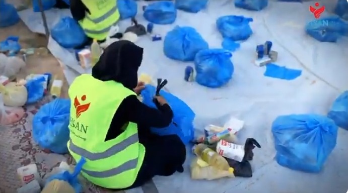 توزيع مئات السلات الغذائية على النازحين في قطاع غزة المحاصر والمجوع