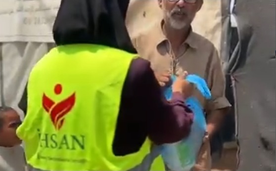 إحسان للإغاثة تقدم سلل غذائية لعدد من العائلات في الخيام جنوب قطاع غزة