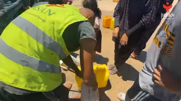 إحسان للإغاثة الإنسانية تقدم سقيا الماء جنوب غزة المحاصرة