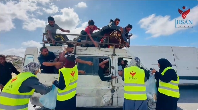 إحسان توزع وجبات ومياه على الأهالي خلال مسيرهم نحو مدينة غزة