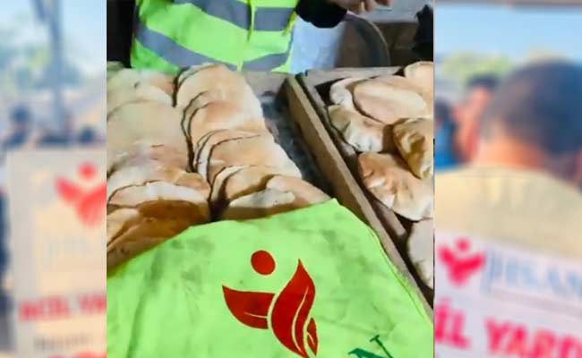 تقديم الخبز البلدي للناس المهجرين شمال قطاع غزة