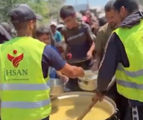 تقديم الوجبات للنازحين في الخيام جنوب القطاع، الجمعة 25 تموز