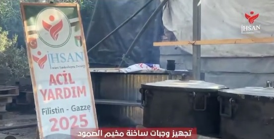 تقديم الوجبات الغذائية لأهلنا النازحين في مخيم جنوب قطاع غزة