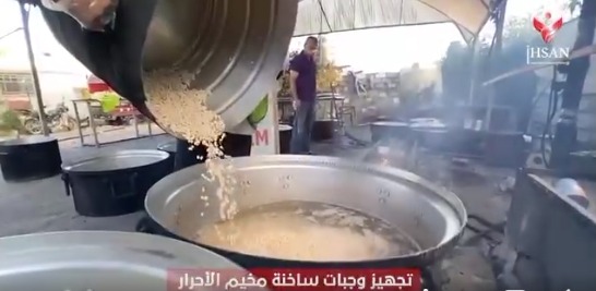 توزيع وجبات ساخنة في مخيمات الصمود جنوب غزة