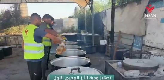 صنع وتقديم الوجبات الغذائية لأهلنا النازحين في الخيام جنوب قطاع غزة