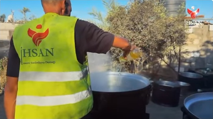 في السابع من أكتوبر، تواصل فرق إحسان تقديم وجبات الطعام للنازحين