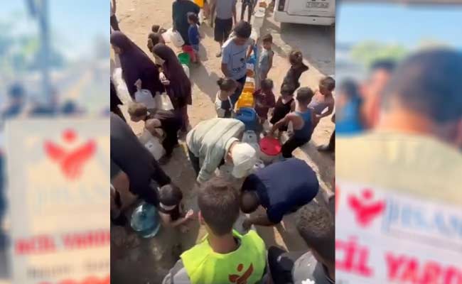 سقيا الماء شمال قطاع غزة المحاصر في الخامس عشر من أغسطس ٢٠٢٥