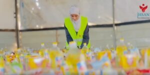 إحسان للإغاثة الإنسانية توزع مئات السلال الغذائية في خيام النزوح جنوب القطاع